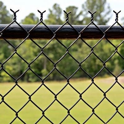 Sistema de cercas tejidas para canchas de tenis, resistencia a la corrosión