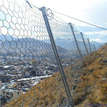 Acceso a la red de barreras para caídas de rocas