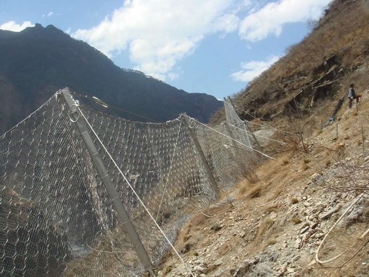 Acceso a la red de barreras para caídas de rocas