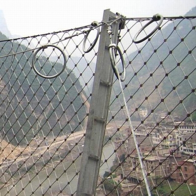 Acceso a la red de barreras para caídas de rocas